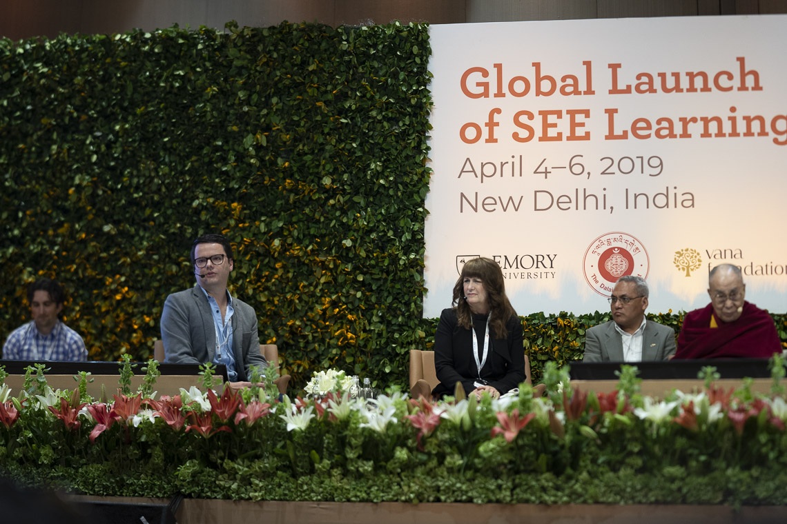 El director mexicano del Centro Fox Luis Cabrera dando su presentación durante el panel de discusión del segundo día del lanzamiento global de SEE Learning en Nueva Delhi, India el 6 de abril de 2019. Foto de Tenzin Choejor