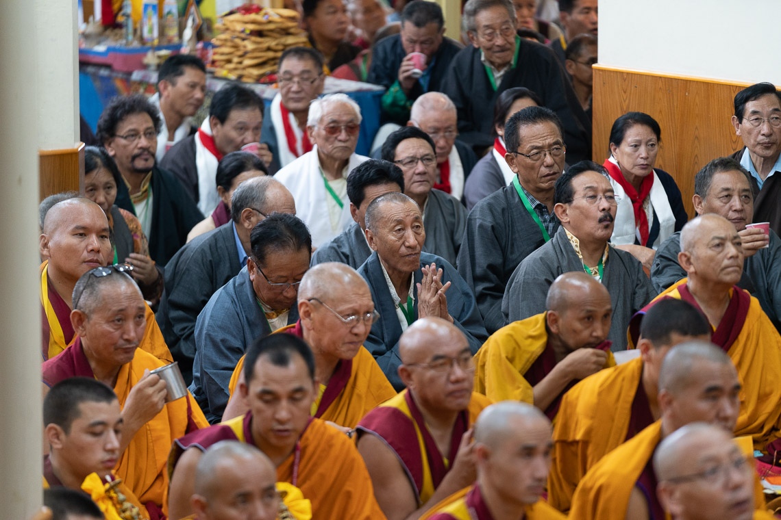 Personal jubilado de CTA escuchando a Su Santidad el Dalái Lama hablando durante la ceremonia de la Ofrenda de Larga Vida en el Templo Principal Tibetano en Dharamsala, HP, India el 5 de julio de 2019. Foto de Tenzin Choejor