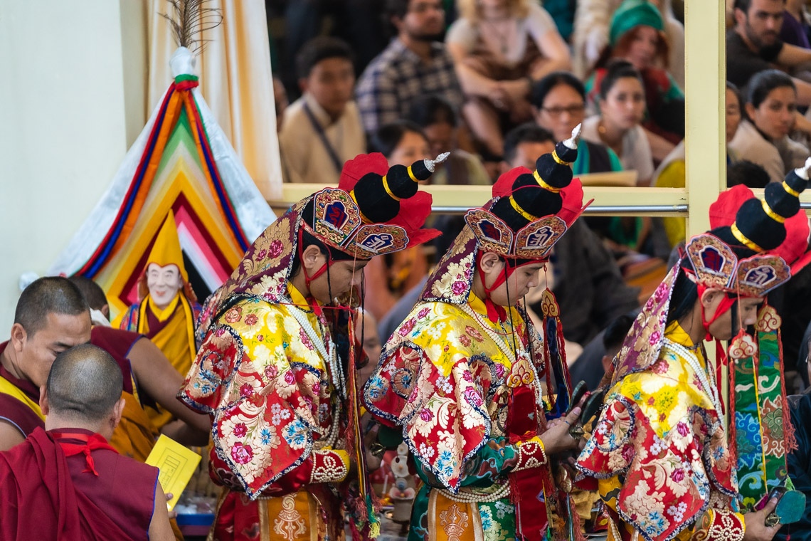 Monjes Namgyal vestidos con trajes tradicionales realizan rituales durante la ceremonia de ofrenda de larga vida para Su Santidad el Dalái Lama en el Templo Principal Tibetano en Dharamsala, HP, India, el 5 de julio de 2019. Foto de Tenzin Choejor