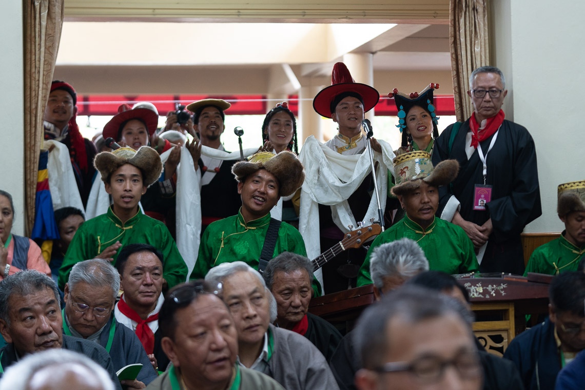 Miembros del Instituto Tibetano de Artes Escénicas interpretando una canción de alabanza y agradecimiento al final de la ceremonia de la Ofrenda de Larga Vida para Su Santidad el Dalái Lama en el Templo Principal Tibetano en Dharamsala, HP, India, el 5 de julio de 2019. Foto de Tenzin Choejor