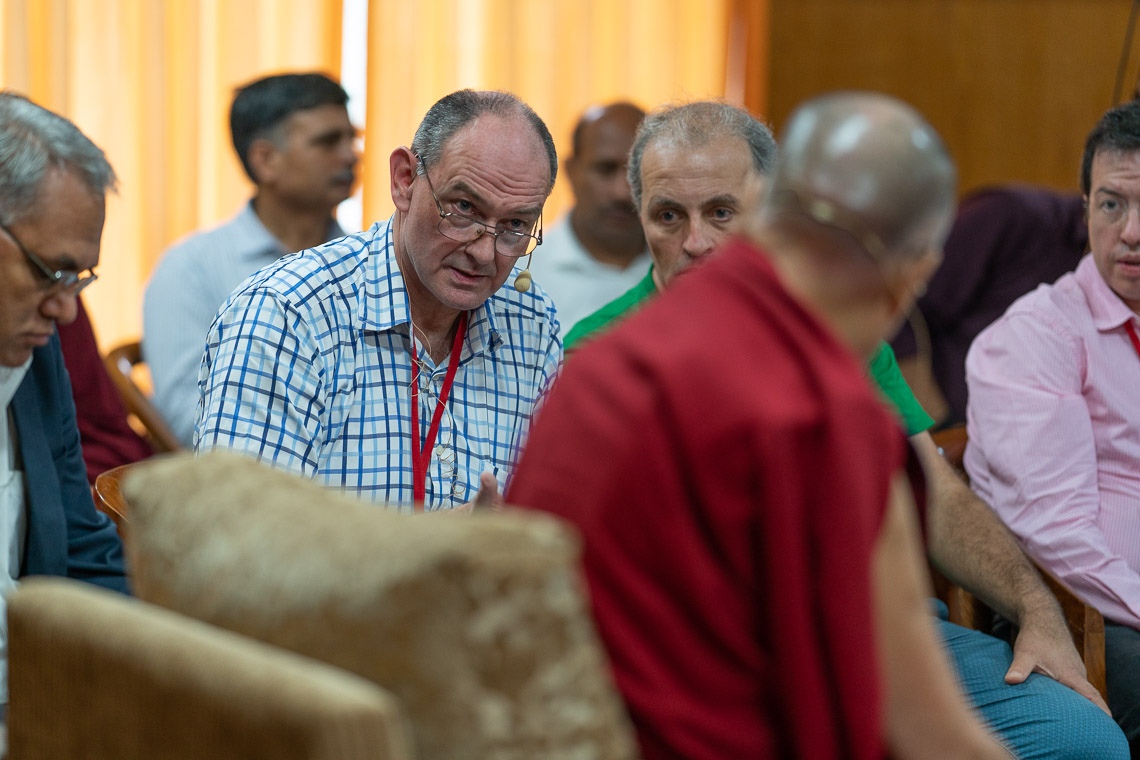 El moderador Scott Webster resumiendo las sesiones anteriores de la conferencia sobre Educación Humana en el Tercer Milenio a Su Santidad el Dalái Lama y a los observadores en la residencia de Su Santidad en Dharamsala, HP, India, el 8 de julio de 2019. Foto de Tenzin Choejor