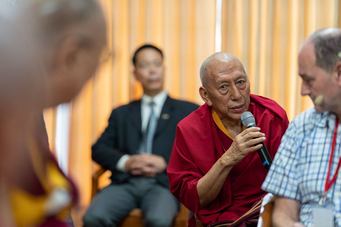 Ven. Samdhong Rinpoche hablando sobre el próximo curso de formación de profesores en conjunto con el Dharamsala College durante la reunión con los participantes en la conferencia sobre Educación Humana en el Tercer Milenio en la residencia de Su Santidad el Dalái Lama en Dharamsala, HP, India, el 8 de julio de 2019. Foto de Tenzin Choejor