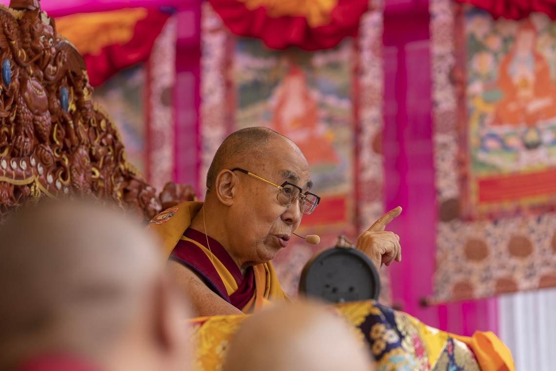 Su Santidad el Dalái Lama hablando en el primer día de sus enseñanzas en Manali, HP, India, el 13 de agosto de 2019. Foto de Tenzin Choejor