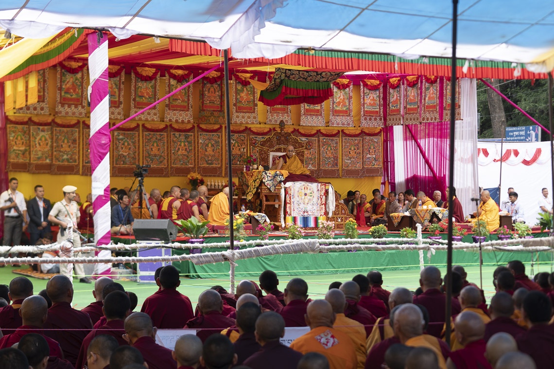 Una vista del escenario en el primer día de las enseñanzas de Su Santidad el Dalái Lama en Manali, HP, India, el 13 de agosto de 2019. Foto de Tenzin Choejor