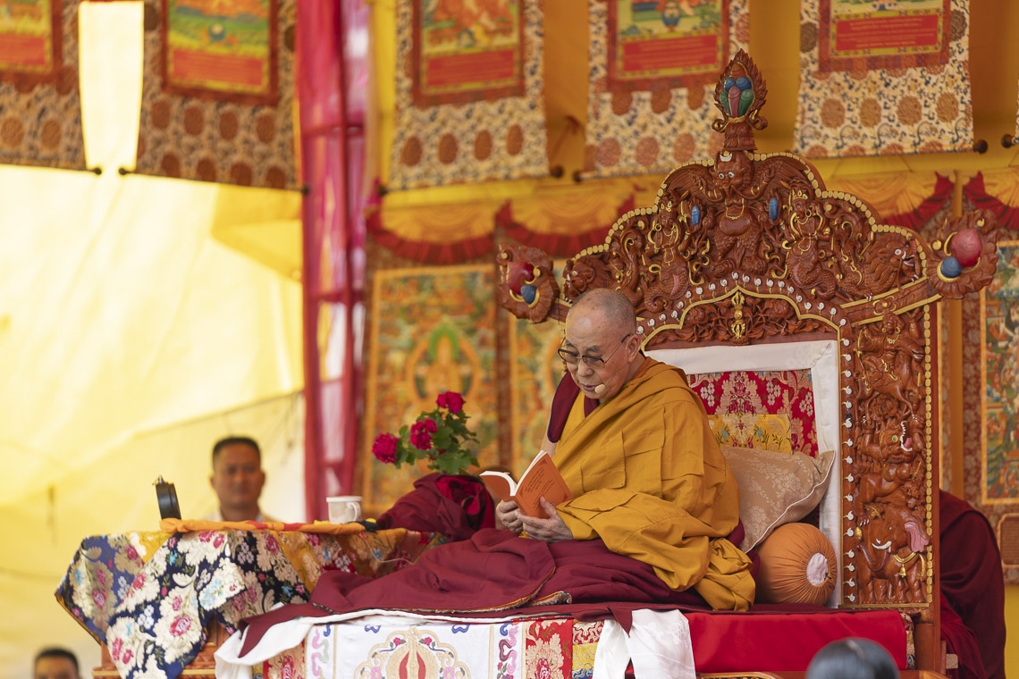 Su Santidad el Dalái Lama hablando de los textos que cubrirá durante sus enseñanzas en Manali, HP, India, el 13 de agosto de 2019. Foto de Tenzin Choejor