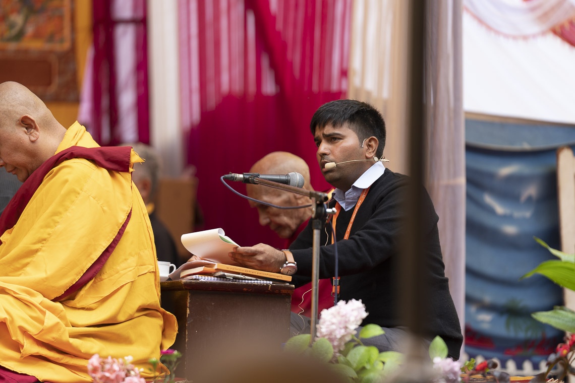  El intérprete de hindi que traduce los comentarios de Su Santidad el Dalái Lama en el segundo día de enseñanzas en Manali, HP, India, el 14 de agosto de 2019. Foto de Tenzin Choejor