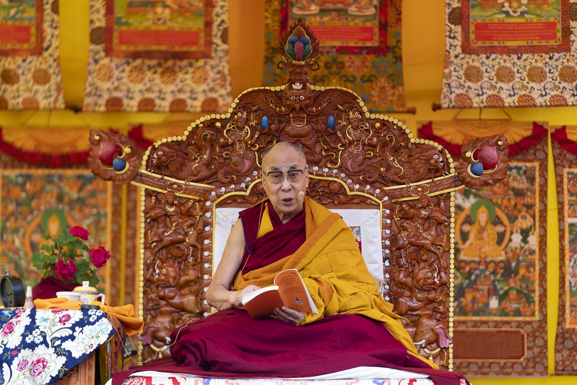 Su Santidad el Dalái Lama explicó el «Comentario sobre la mente del despertar» de Nagaryuna en el segundo día de sus enseñanzas en Manali, HP, India, el 14 de agosto de 2019. Foto de Tenzin Choejor