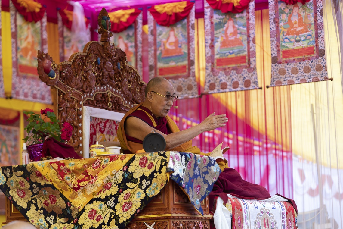 Su Santidad el Dalái Lama hablando en el segundo día de sus enseñanzas en Manali, HP, India, el 14 de agosto de 2019. Foto de Tenzin Choejor
