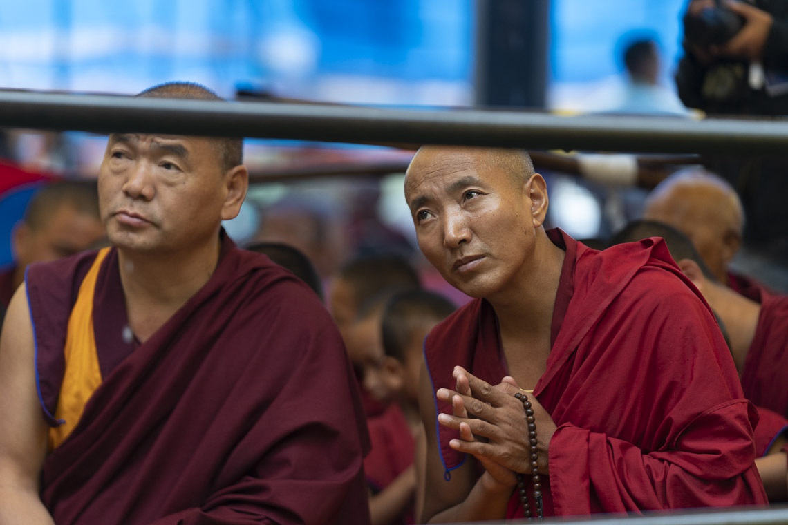 Miembros de la multitud observando a Su Santidad el Dalái Lama realizando rituales preparatorios para el empoderamiento de Mahakarunika Lokeshvara en Manali, HP, India, el 17 de agosto de 2019. Foto de Tenzin Choejor