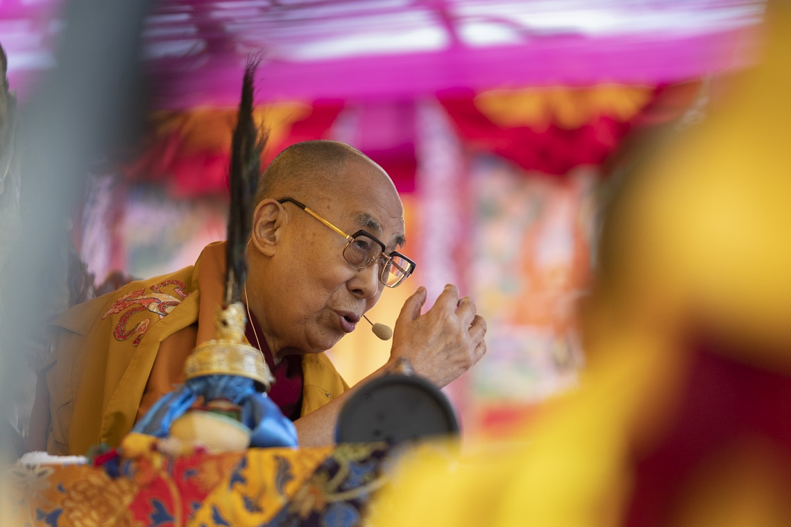 Su Santidad el Dalái Lama dando una charla introductoria antes del actual Empoderamiento de Mahakarunika Lokeshvara en Manali, HP, India el 17 de agosto de 2019. Foto de Tenzin Choejor