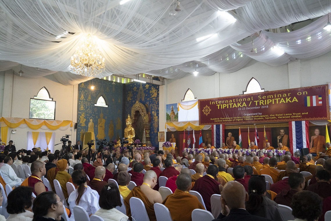 Vista de la sala de Watpa Buddhagaya durante el discurso inaugural de Su Santidad el Dalái Lama en el Seminario Internacional sobre el Tipitaka / Tripitaka en Bodhgaya, Bihar, India el 22 de diciembre de 2018. Foto de Lobsang Tsering