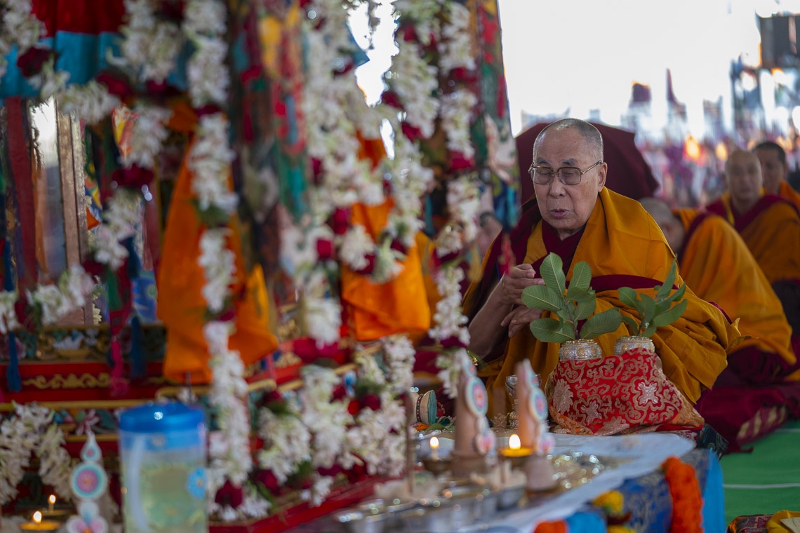 Su Santidad el Dalái Lama realizando el rito de autogeneración en preparación para otorgar el Empoderamiento de Vajrabhairava Héroe Solitario en Bodhgaya, Bihar, India el 26 de diciembre de 2018. Foto de Lobsang Tsering