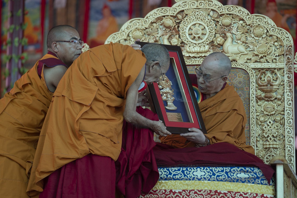 Ganden Trisur, Rizong Rinpoche, entregando a Su Santidad el Dalái Lama un recuerdo de la Inauguración del Gran Debate de Verano en el Monasterio Samstanling en Sumur, Ladakh, J&K, India el 15 de julio de 2018. Foto de Tenzin Choejor