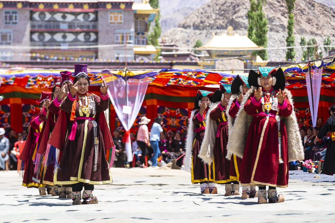 Cantos y danzas tradicionales interpretados por intérpretes ladakíes en el almuerzo de despedida de Su Santidad el Dalái Lama en el campo de enseñanza de Shewatsel en Leh, Ladakh, J&K, India, el 3 de agosto de 2018. Foto de Tenzin Choejor