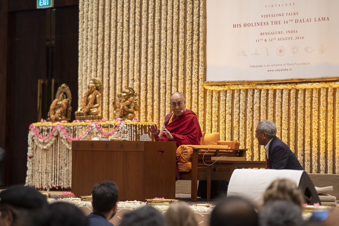 Su Santidad el Dalái Lama respondiendo a las preguntas de la audiencia durante su charla en Bengaluru, Karnataka, India, el 11 de agosto de 2018. Foto de Tenzin Choejor