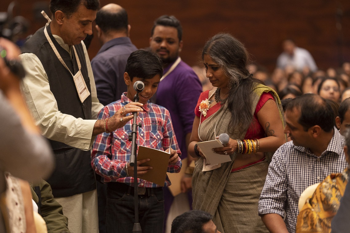 Un niño hace una pregunta a Su Santidad el Dalái Lama durante su charla en Bengaluru, Karnataka, India, el 11 de agosto de 2018. Foto de Tenzin Choejor