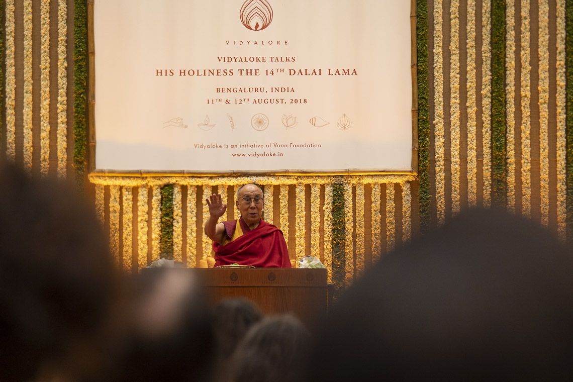 Su Santidad el Dalái Lama dirigiéndose a la audiencia durante su discurso en Bengaluru, Karnataka, India, el 12 de agosto de 2018. Foto de Tenzin Choejor