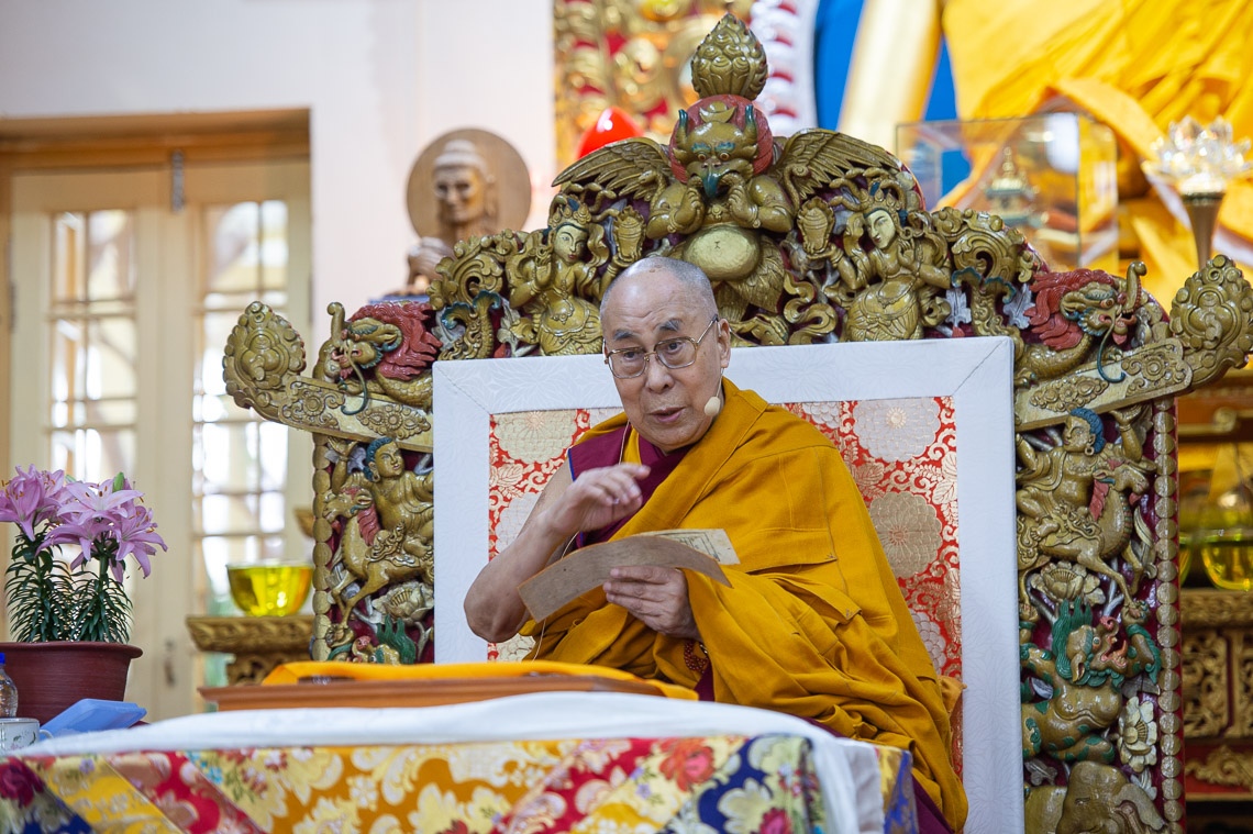 Su Santidad el Dalái Lama explicando los «Tres aspectos principales del camino" de Tsongkhapa en el segundo día de sus enseñanzas en el Templo Principal Tibetano en Dharamsala, HP, India el 11 de mayo de 2019. Foto de Lobsang Tsering