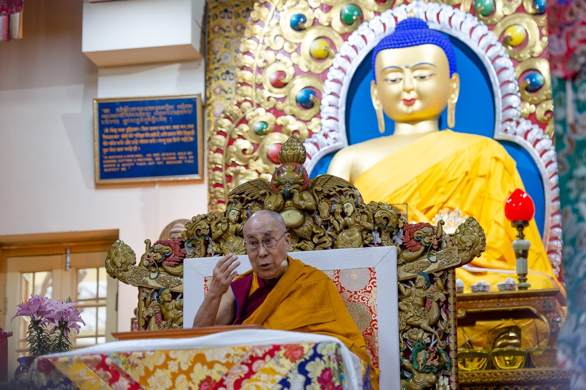 Su Santidad el Dalái Lama dirigiéndose a la reunión en el segundo día de sus enseñanzas en el Templo Principal Tibetano en Dharamsala, HP, India el 11 de mayo de 2019. Foto de Lobsang Tsering