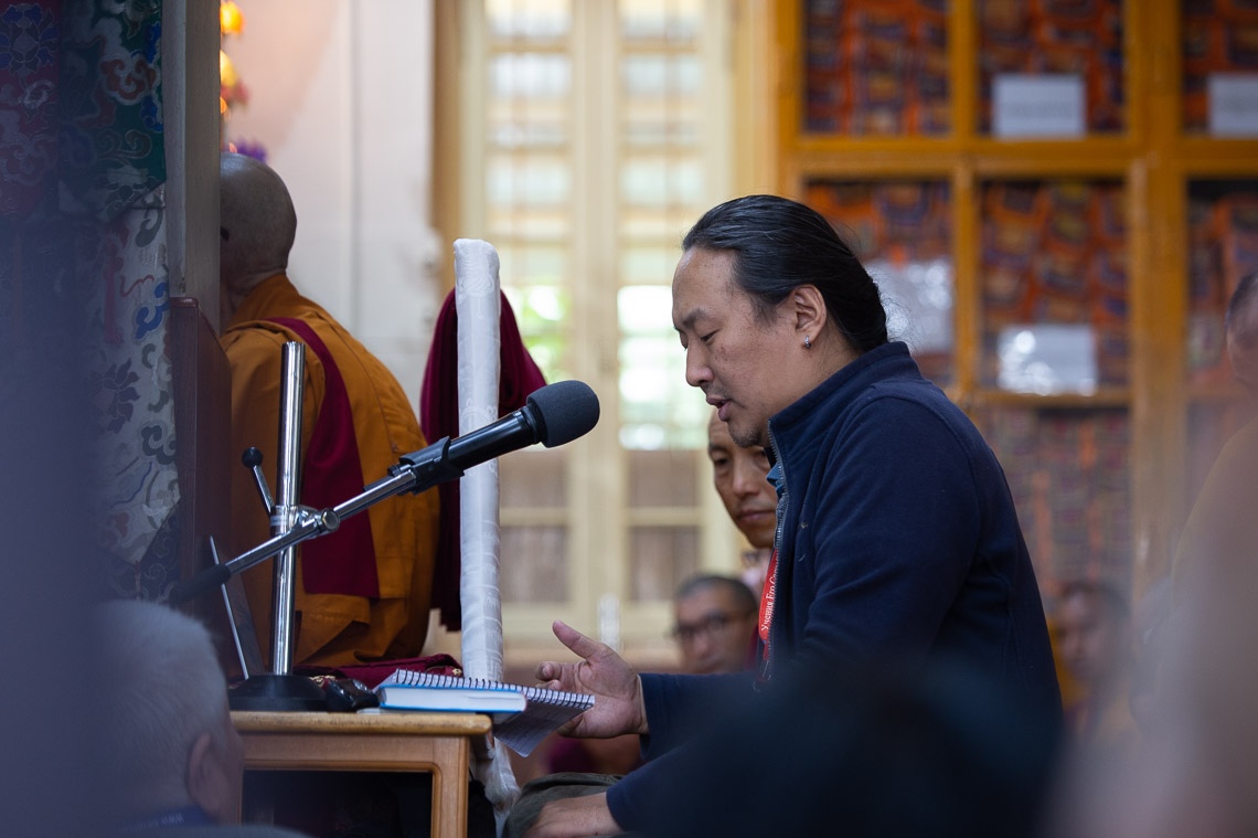 El intérprete ruso traduce las explicaciones de Su Santidad el Dalái Lama durante el segundo día de enseñanzas solicitadas por los budistas rusos en el Templo Principal Tibetano en Dharamsala, HP, India, el 11 de mayo de 2019. Foto de Lobsang Tsering