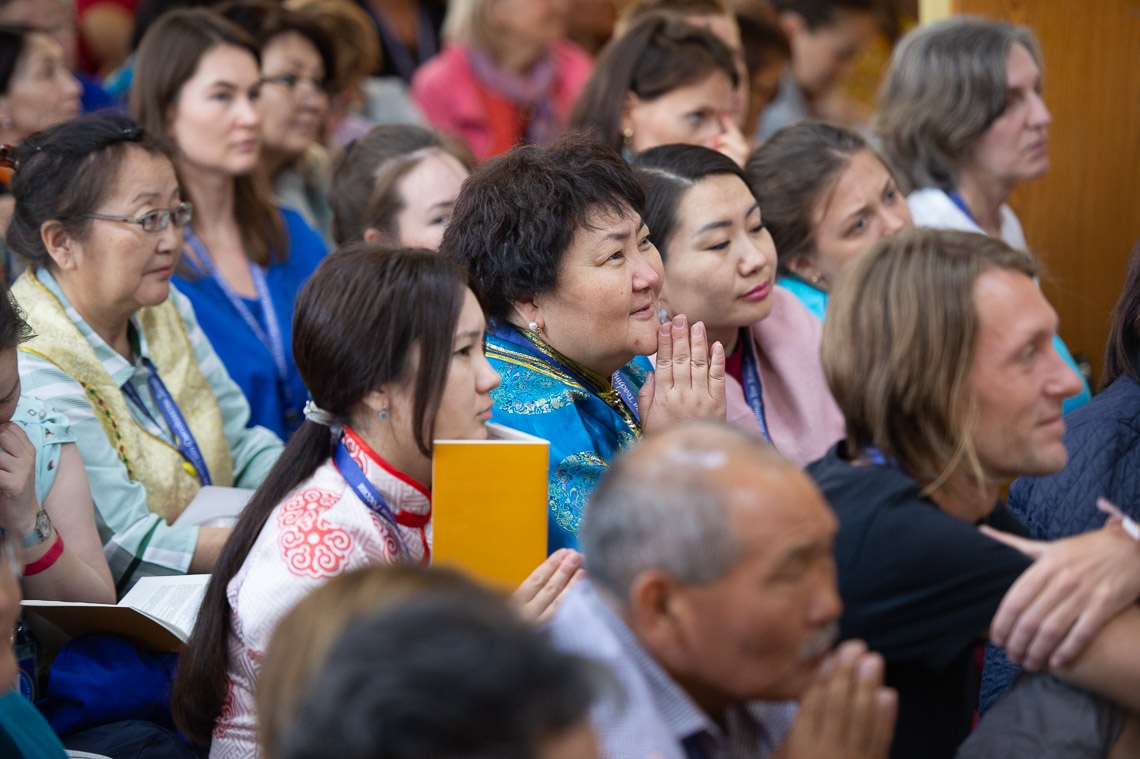Miembros de la audiencia escuchando a Su Santidad el Dalái Lama en el segundo día de sus enseñanzas solicitadas por los budistas rusos en el Templo Principal Tibetano en Dharamsala, HP, India el 11 de mayo de 2019. Foto de Lobsang Tsering