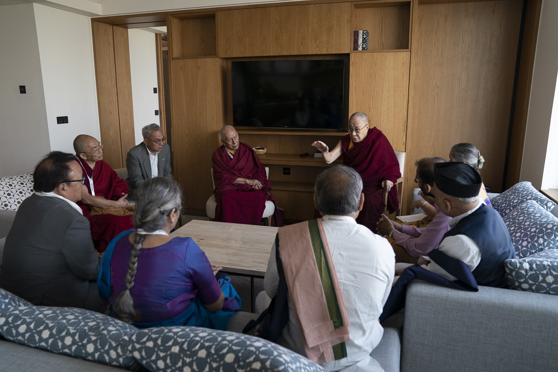Su Santidad el Dalái Lama se reunió con un grupo de profesores indios que están preparando un curso de estudio centrado en el Conocimiento de la India Antigua en Nueva Delhi, India, el 5 de abril de 2019. Foto de Tenzin Choejor