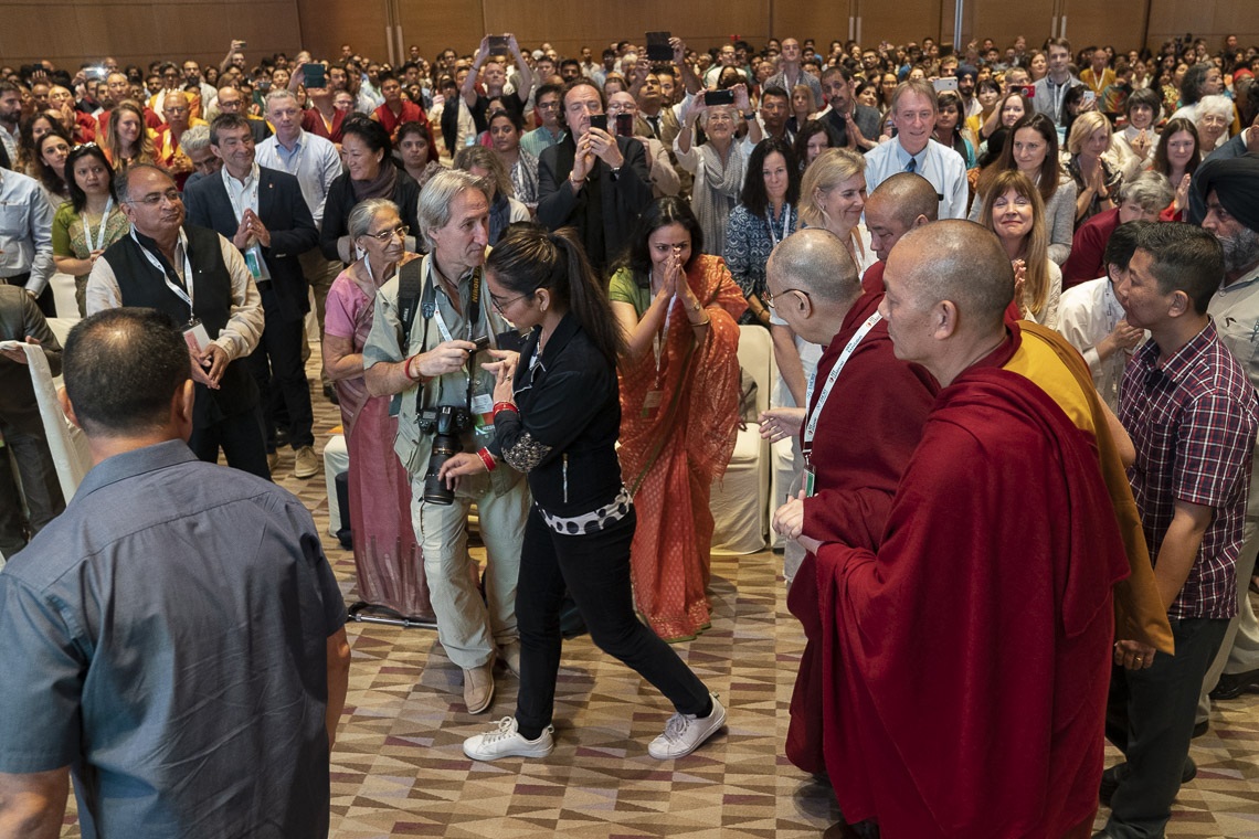 Su Santidad el Dalái Lama llega a la sala de reuniones para la presentación del plan de estudios de SEE Learning en Nueva Delhi, India, el 5 de abril de 2019. Foto de Tenzin Choejor