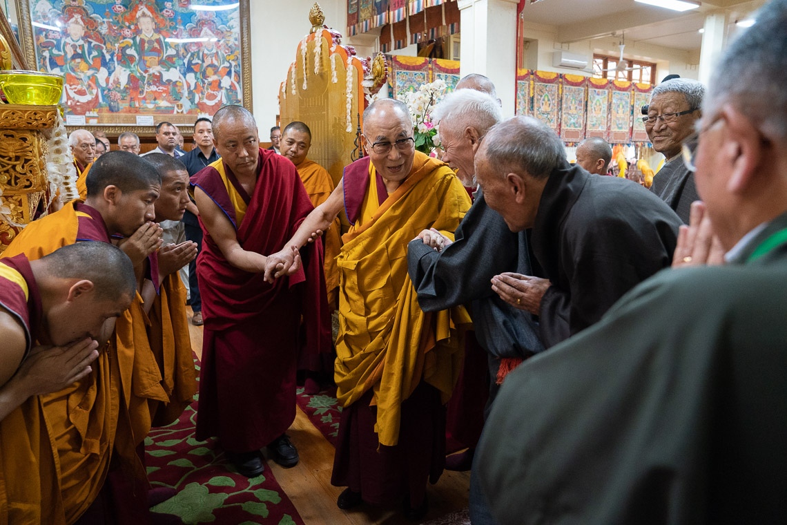 Su Santidad el Dalái Lama saluda a los funcionarios jubilados de la CTA cuando llega al interior del Templo Principal Tibetano en Dharamsala, HP, India, el 5 de julio de 2019. Foto de Tenzin Choejor