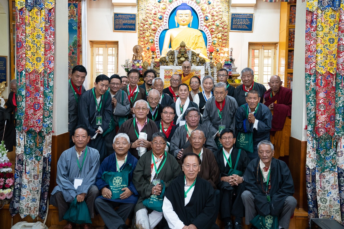 Su Santidad el Dalái Lama posa para una foto con ex funcionarios de la CTA al concluir la ceremonia de la Ofrenda de Larga Vida en el Templo Principal Tibetano en Dharamsala, HP, India, el 5 de julio de 2019. Foto de Tenzin Choejor