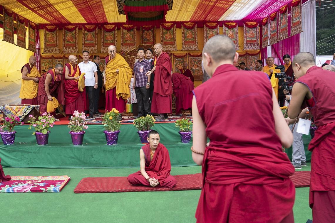 Monjes debatiendo frente al escenario mientras Su Santidad el Dalái Lama llega al lugar de enseñanza en Manali, HP, India, el 13 de agosto de 2019. Foto de Tenzin Choejor