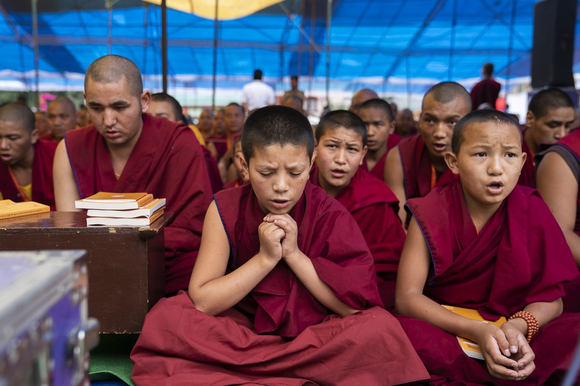 Jóvenes monjes rezando oraciones durante el primer día de las enseñanzas de Su Santidad el Dalái Lama en Manali, HP, India, el 13 de agosto de 2019. Foto de Tenzin Choejor