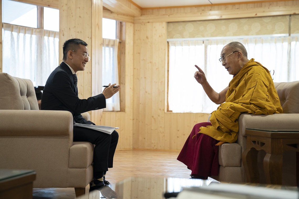 Su Santidad el Dalái Lama siendo entrevistado por la televisión Hakka de Taiwán en el Monasterio Ön Ngari en Manali, HP, India el 14 de agosto de 2019. Foto de Tenzin Choejor