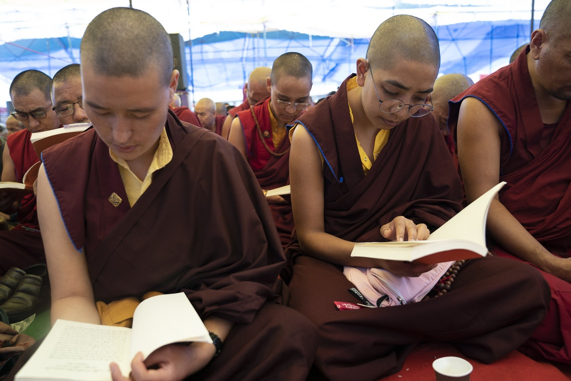 Monjas siguiendo el texto durante el segundo día de enseñanzas de Su Santidad el Dalái Lama en Manali, HP, India, el 14 de agosto de 2019. Foto de Tenzin Choejor