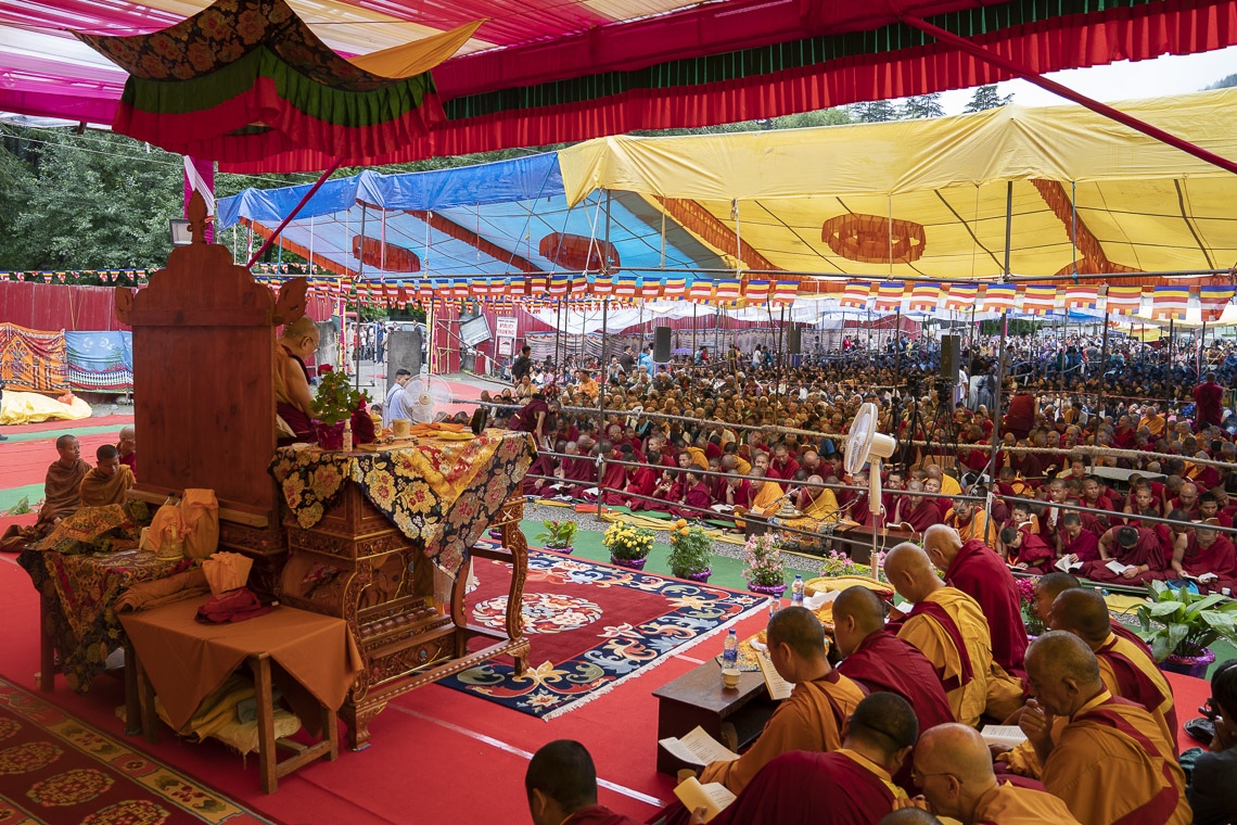 Una vista desde el escenario en el segundo día de las enseñanzas de Su Santidad el Dalái Lama en Manali, HP, India, el 14 de agosto de 2019. Foto de Tenzin Choejor