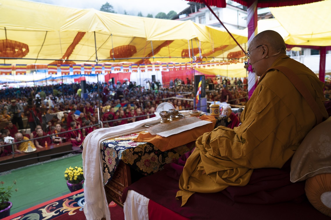 Su Santidad el Dalái Lama dirigiéndose a la multitud durante el Empoderamiento de Mahakarunika Lokeshvara en Manali, HP, India, el 17 de agosto de 2019. Foto de Tenzin Choejor