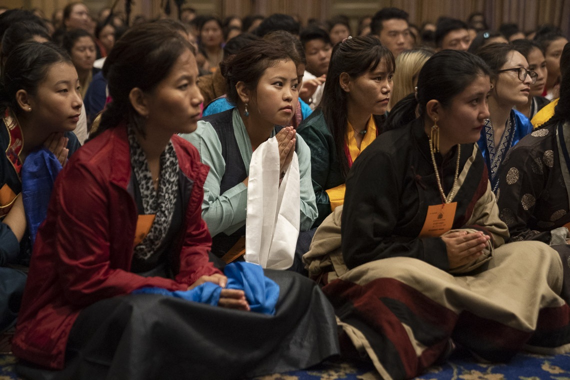 Miembros de la audiencia escuchando a Su Santidad el Dalái Lama durante su encuentro con estudiantes tibetanos en Mangaluru, Karnataka, India, el 30 de agosto de 2019. Foto de Tenzin Choejor