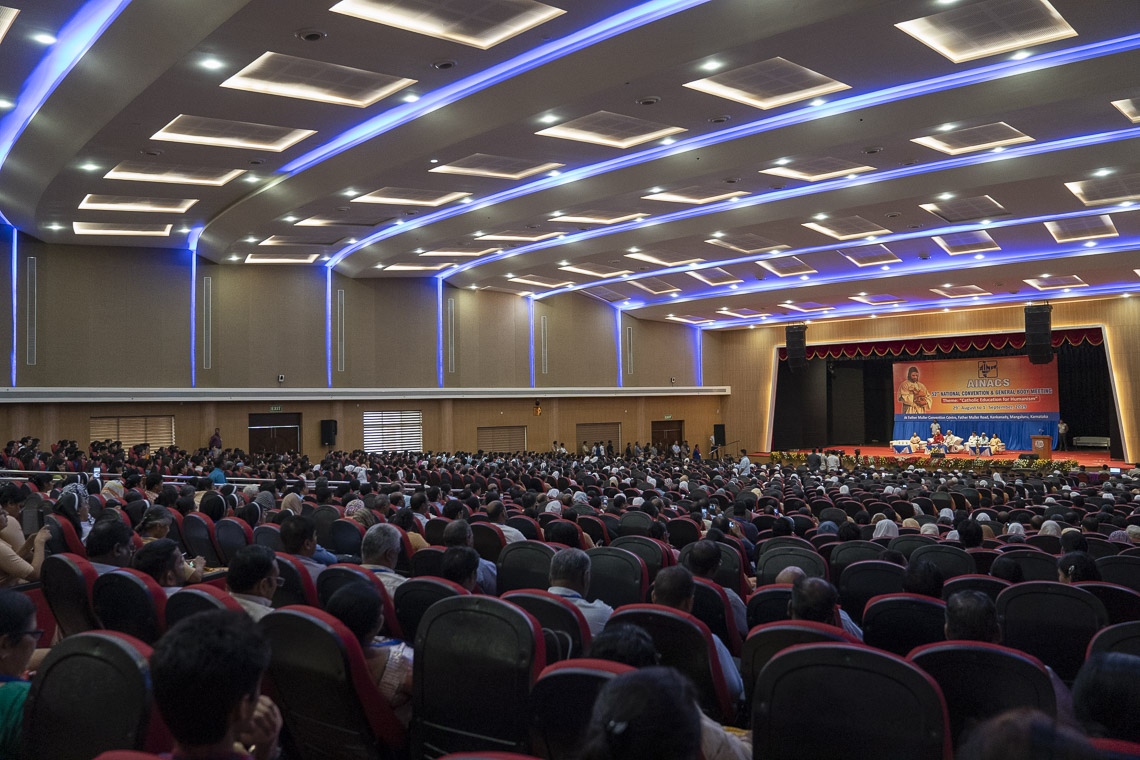 Una vista de la sala del Centro de Convenciones Padre Muller mientras Su Santidad el Dalái Lama habla en la 52ª Convención Nacional de la Asociación de Escuelas Católicas de toda la India en Mangaluru, Karnataka, India, el 30 de agosto de 2019. Foto de Tenzin Choejor