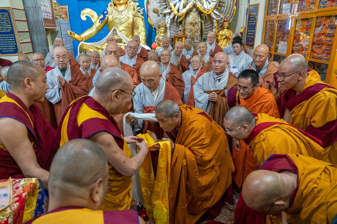 Su Santidad el Dalái Lama saluda a los monjes de Corea cuando llega para el primer día de enseñanzas al Templo Principal Tibetano en Dharamsala, HP, India, el 4 de noviembre de 2019. Foto de Ven Tenzin Jamphel