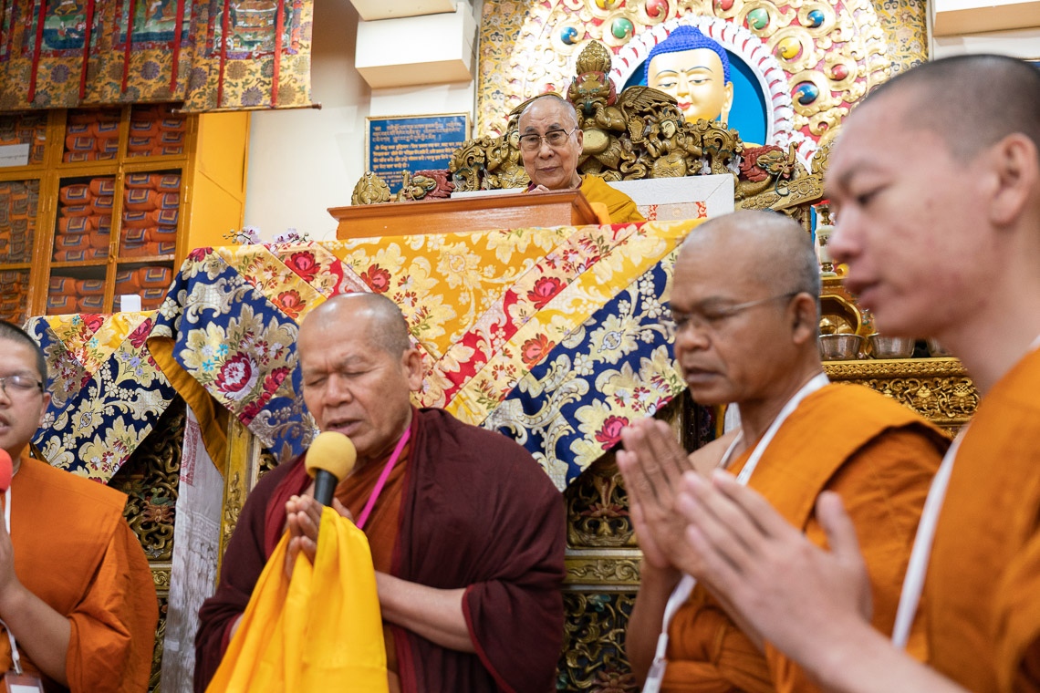 Monjes tailandeses recitan el Mangala Sutta en Pali al comienzo del segundo día de las enseñanzas de Su Santidad el Dalái Lama en el Templo Principal Tibetano en Dharamsala, HP, India el 5 de noviembre de 2019. Foto de Ven Tenzin Jamphel