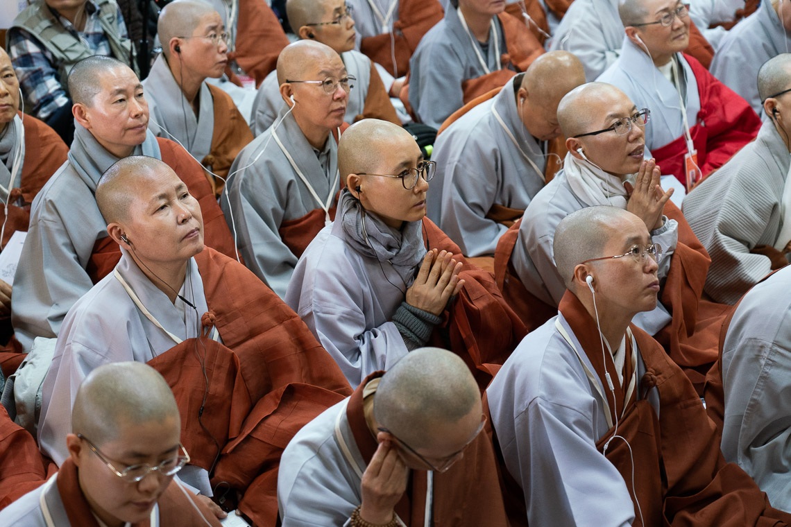 Miembros de la congregación dentro del Templo Principal Tibetano escuchando a Su Santidad el Dalái Lama en el segundo día de enseñanzas a petición de un grupo de Corea en Dharamsala, HP, India el 5 de noviembre de 2019. Foto de Ven Tenzin Jamphel