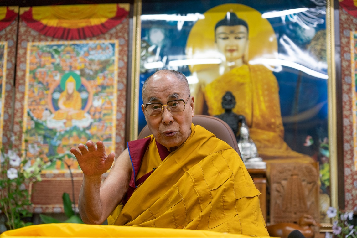 Su Santidad el Dalái Lama hablando en el segundo día de su enseñanza sobre la «Preciosa Guirnalda» de Nagaryuna en su residencia de Dharamsala, HP, India, el 17 de mayo de 2020. Foto de Ven Tenzin Jamphel