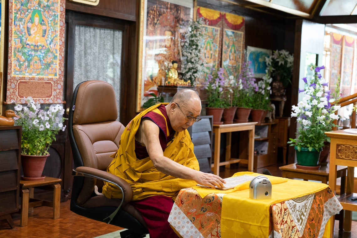 Su Holines el Dalái Lama leyendo de la «Guirnalda preciosa» de Nagaryuna en el segundo día de enseñanzas desde su residencia en Dharamsala, HP, India el 17 de mayo de 2020. Foto de Ven Tenzin Jamphel