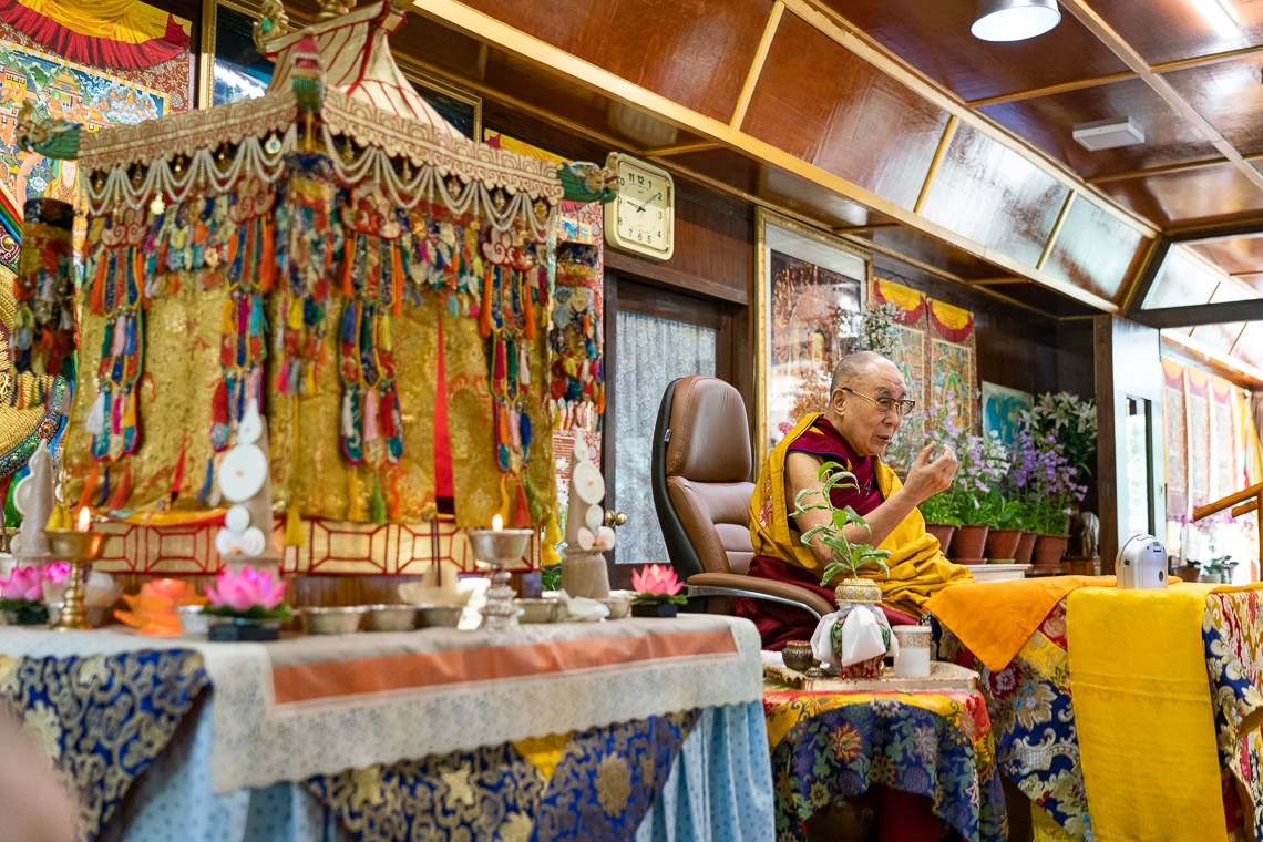 Su Santidad el Dalái Lama explicando la situación al comienzo de los preliminares para la iniciación de Avolokiteshvara en su residencia de Dharamsala, HP, India, el 29 de mayo de 2020. Foto de Ven Tenzin Jamphel