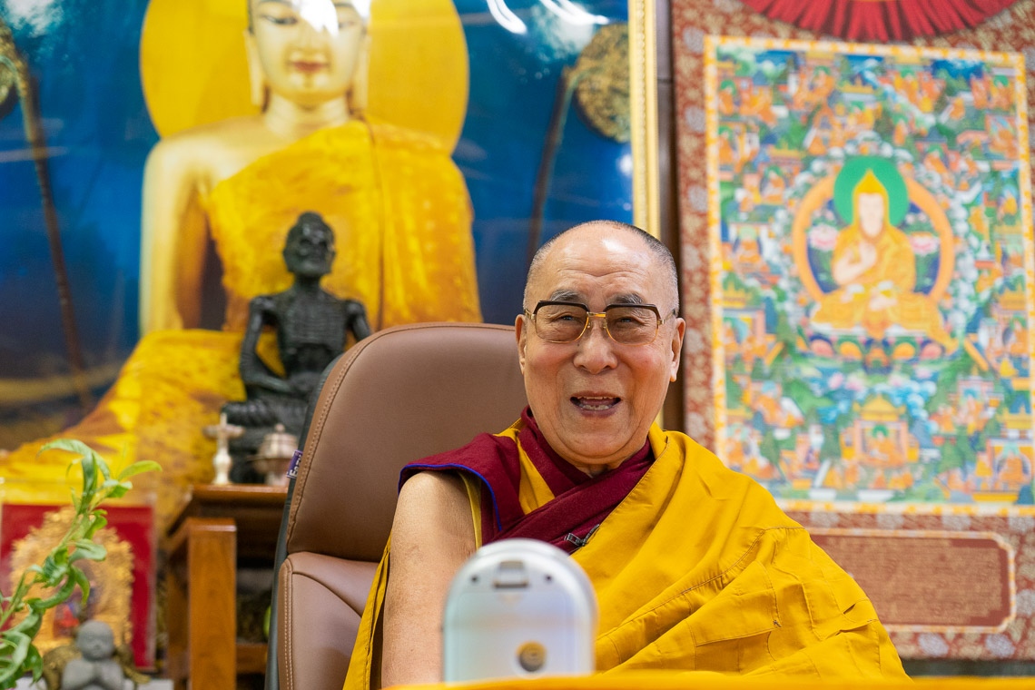 Su Santidad el Dalái Lama riendo mientras habla en vivo a una audiencia mundial durante los preliminares para una iniciación de Avalokiteshvara desde su residencia en Dharamsala, HP, India, el 29 de mayo de 2020. Foto de Ven Tenzin Jamphel