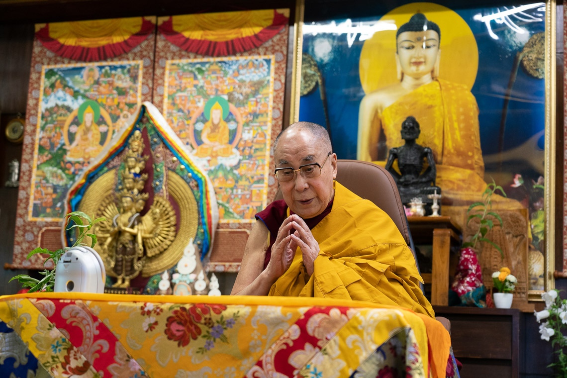 Su Santidad el Dalái Lama leyendo los ritos preliminares para una iniciación de Avalokiteshvara durante la transmisión en vivo a una audiencia mundial desde su residencia en Dharamsala, HP, India, el 29 de mayo de 2020. Foto de Ven Tenzin Jamphel