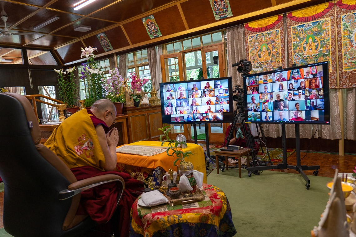 Su Santidad el Dalái Lama ante una audiencia virtual de lamas y amigos de todas las partes del mundo en el primer día de los dos días de la iniciación de Avalokiteshvara en su residencia de Dharamsala, HP, India, el 29 de mayo de 2020. Foto de Ven Tenzin Jamphel