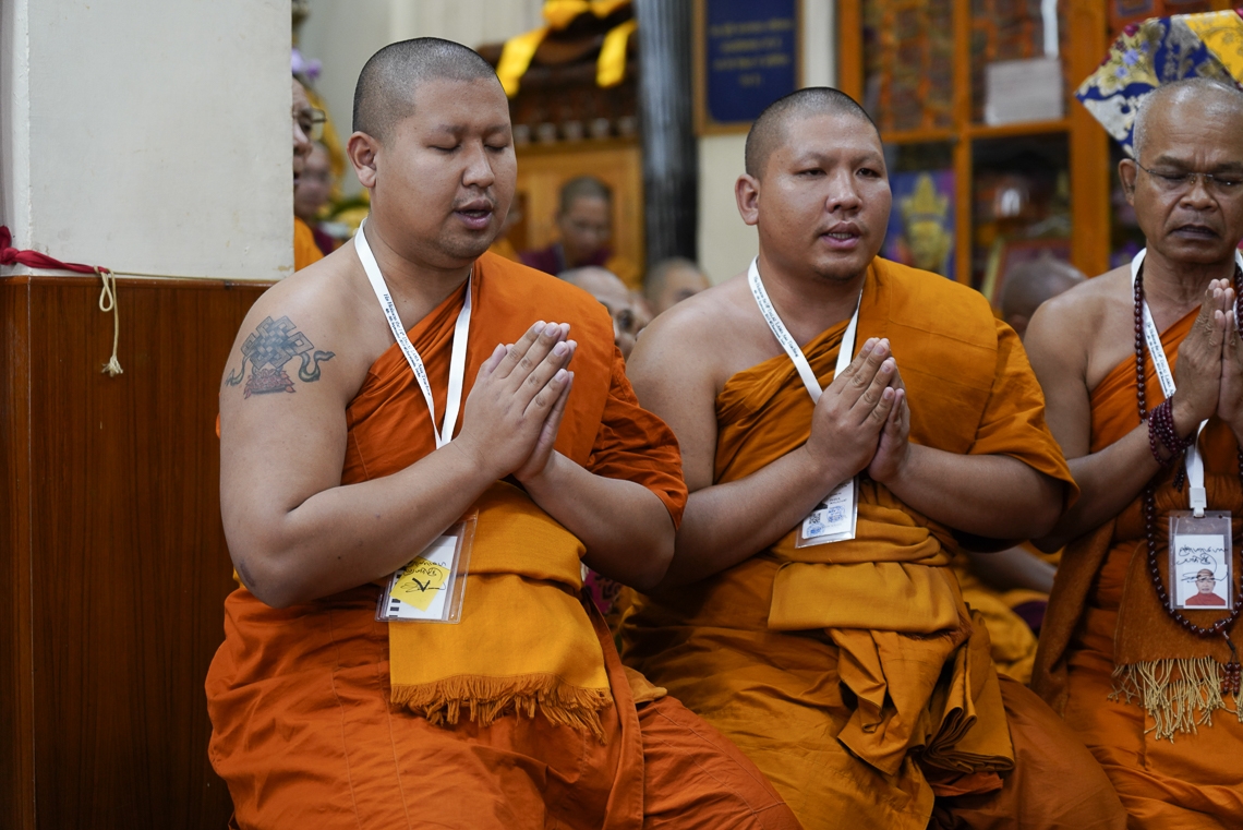 Monjes tailandeses recitan el «Mangala Sutta» en Pali al comienzo de la enseñanza de Su Santidad el Dalái Lama en el Templo Principal Tibetano en Dharamsala, HP, India, el 3 de octubre de 2019. Foto de Ven Tenzin Jamphel