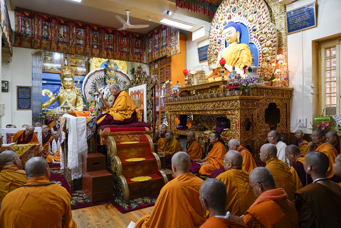 Su Santidad el Dalái Lama dirigiéndose a la reunión el primer día de sus enseñanzas en el Templo Principal Tibetano en Dharamsala, HP, India, el 3 de octubre de 2019. Foto de Ven Tenzin Jamphel