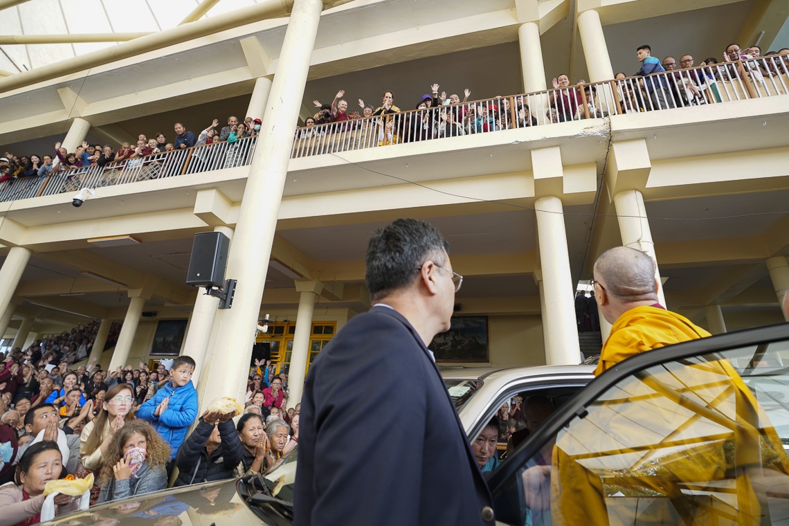 Su Santidad el Dalái Lama saluda a la multitud mientras se prepara para partir hacia su residencia al concluir el último día de enseñanzas en el Templo Principal Tibetano en Dharamsala, HP, India, el 5 de octubre de 2019. Foto de Ven Tenzin Jamphel