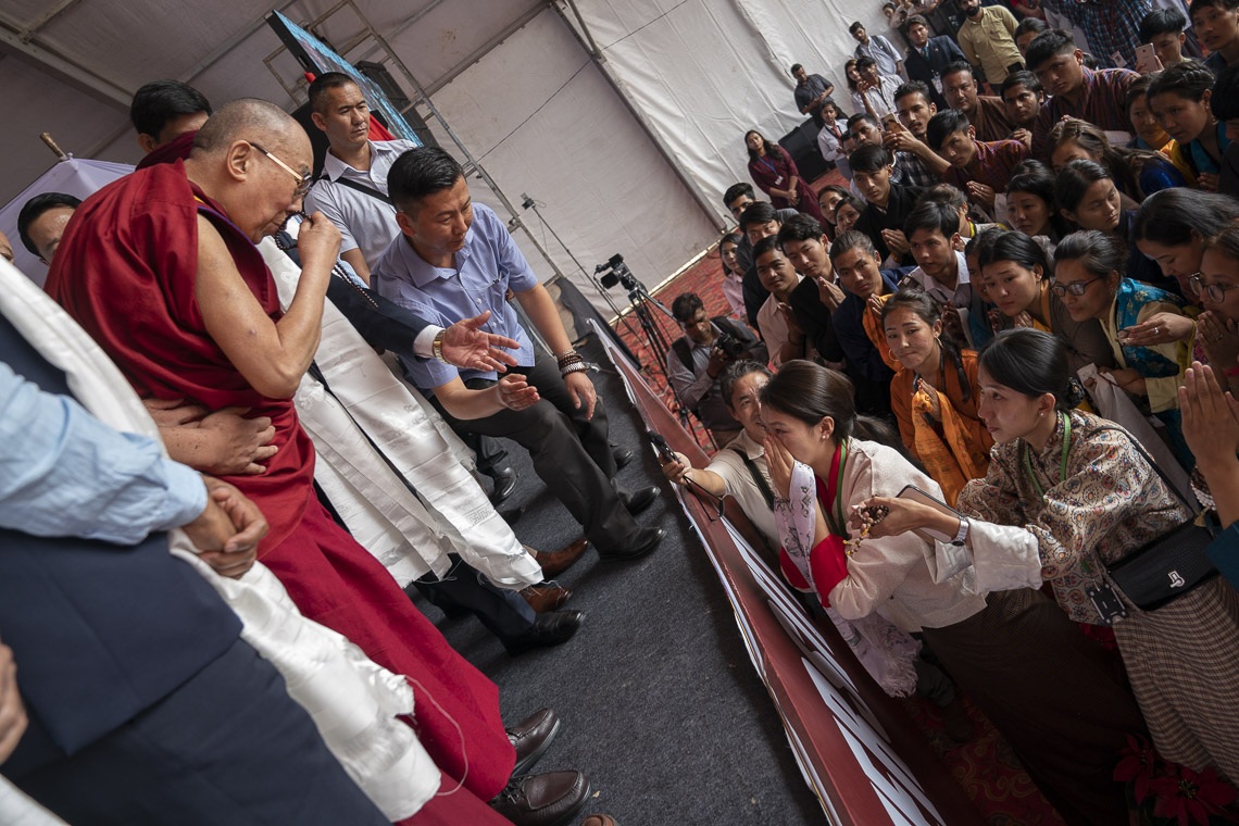 Su Santidad el Dalái Lama ofrece unas palabras de aliento a los estudiantes de la región del Himalaya antes de abandonar el escenario tras su charla en la Universidad de Chandigarh en Chandigarh, India, el 15 de octubre de 2019. Foto de Tenzin Choejor